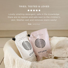 Customer review praising Kit & Kin laundry detergent for effectively removing stains while being safe for children’s sensitive skin